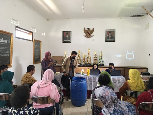 Tim Pengabdian UM Gelar Pelatihan Pembuatan Pupuk Organik Cair dan Kompos