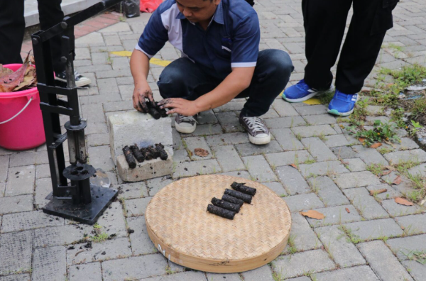 Dosen Geografi Universitas Negeri Malang Ubah Daun Menjadi Barang yang Bermanfaat