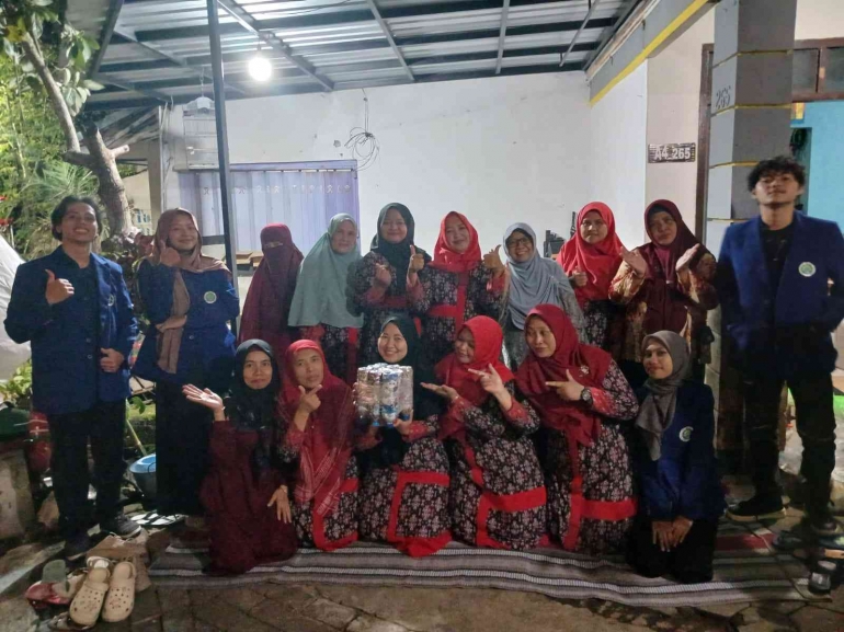 Mahasiswa Universitas Negeri Malang (UM) Berbagi Ilmu Pembuatan Ecobrick yang Memanfaatkan Limbah Plastik Bersama Ibu-ibu PKK