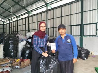 UA Green Campus FIP UM Peduli Terhadap Lingkungan Melalui Penyerahan Sampah Daur Ulang ke Bank Sampah”