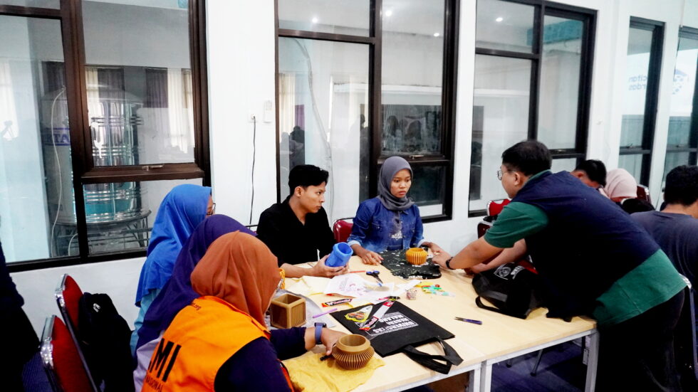 Sampah Jadi Rupiah: UM Sulap Limbah Tekstil Jadi Ladang Bisnis Berkelanjutan di Pacitan